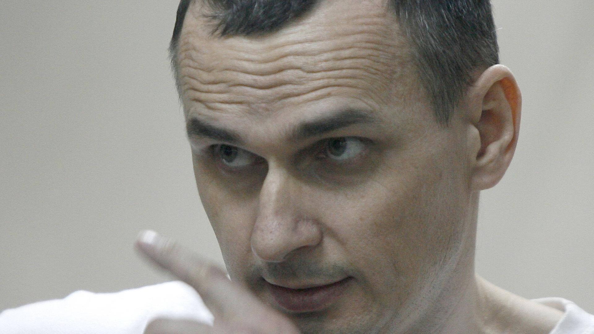 Der ukrainische Filmregisseur Oleg Senzow am 25. August 2015 im Gericht im südrussischen Rostow am Don: Wegen Terrorvorwürfen wurde er zu 20 Jahren Haft verurteilt.