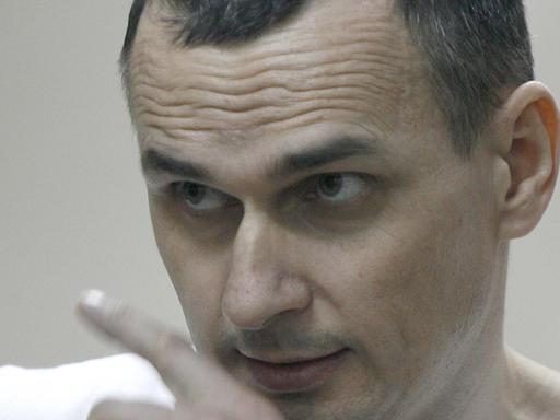 Der ukrainische Filmregisseur Oleg Senzow am 25. August 2015 im Gericht im südrussischen Rostow am Don: Wegen Terrorvorwürfen wurde er zu 20 Jahren Haft verurteilt.