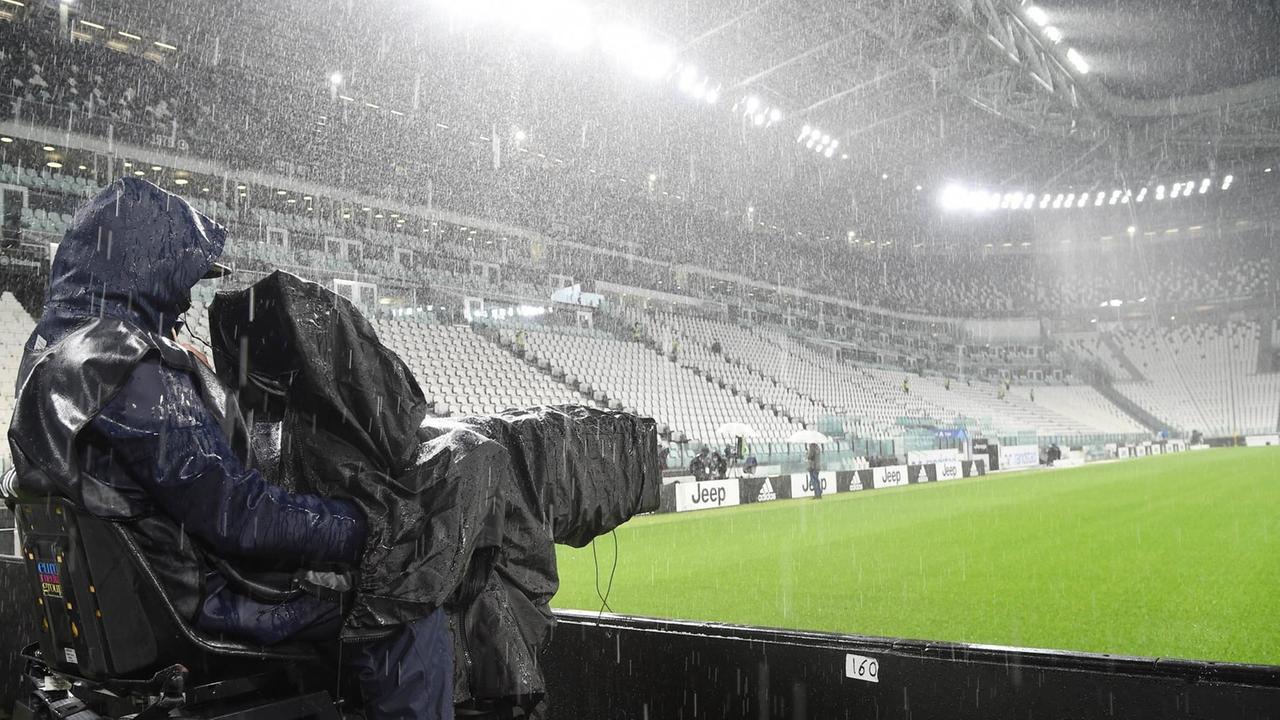 Kameras bereit - kein Fußball in Sicht: Juventus gegen Neapel fand nicht statt. Kameras bereit - kein Fußball in Sicht: Juventus gegen Neapel fand nicht statt.