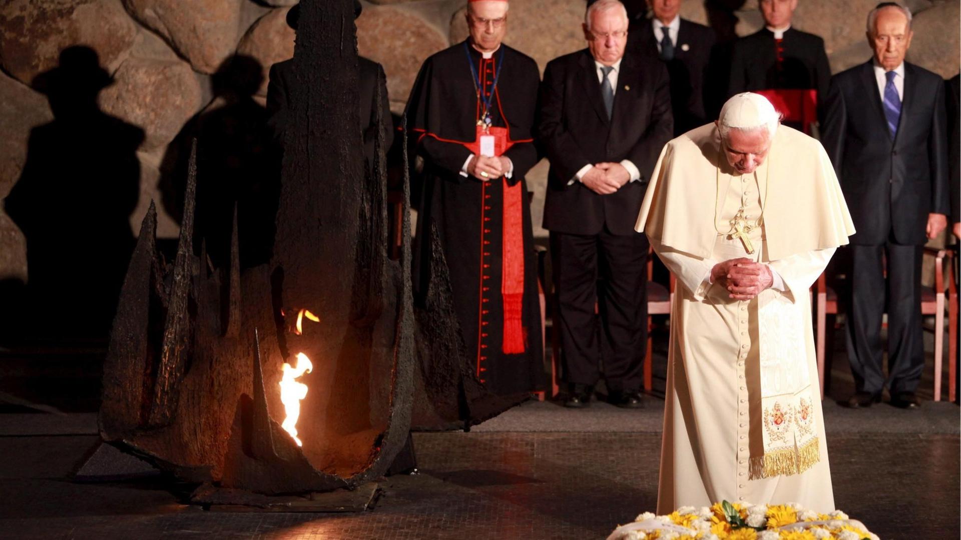 Papst Benedikt XVI. in der Halle der Erinnerung der Holocaust Gedenkstätte Yad Vashem in Jerusalem im Jahr 2009 Papst Benedikt XVI. in der Halle der Erinnerung der Holocaust Gedenkstätte Yad Vashem in Jerusalem im Jahr 2009