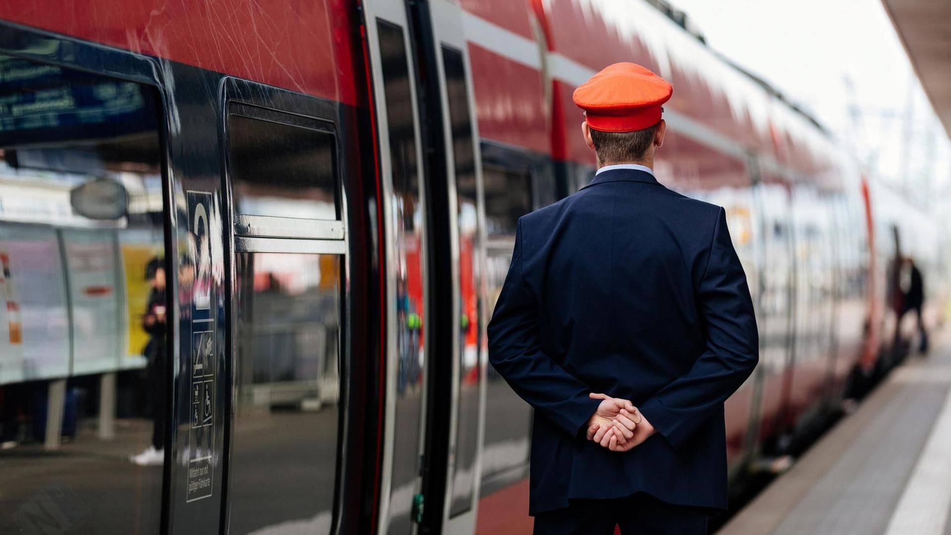 Ein Schaffner beobachtet die Abfahrt einer Regionalbahn auf dem Nürnberger Hauptbahnhof. Ein Schaffner beobachtet die Abfahrt einer Regionalbahn auf dem Nürnberger Hauptbahnhof.