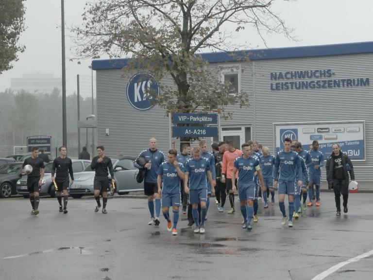 Nachwuchsspieler vor dem Leistungszentrum in Karlsruhe