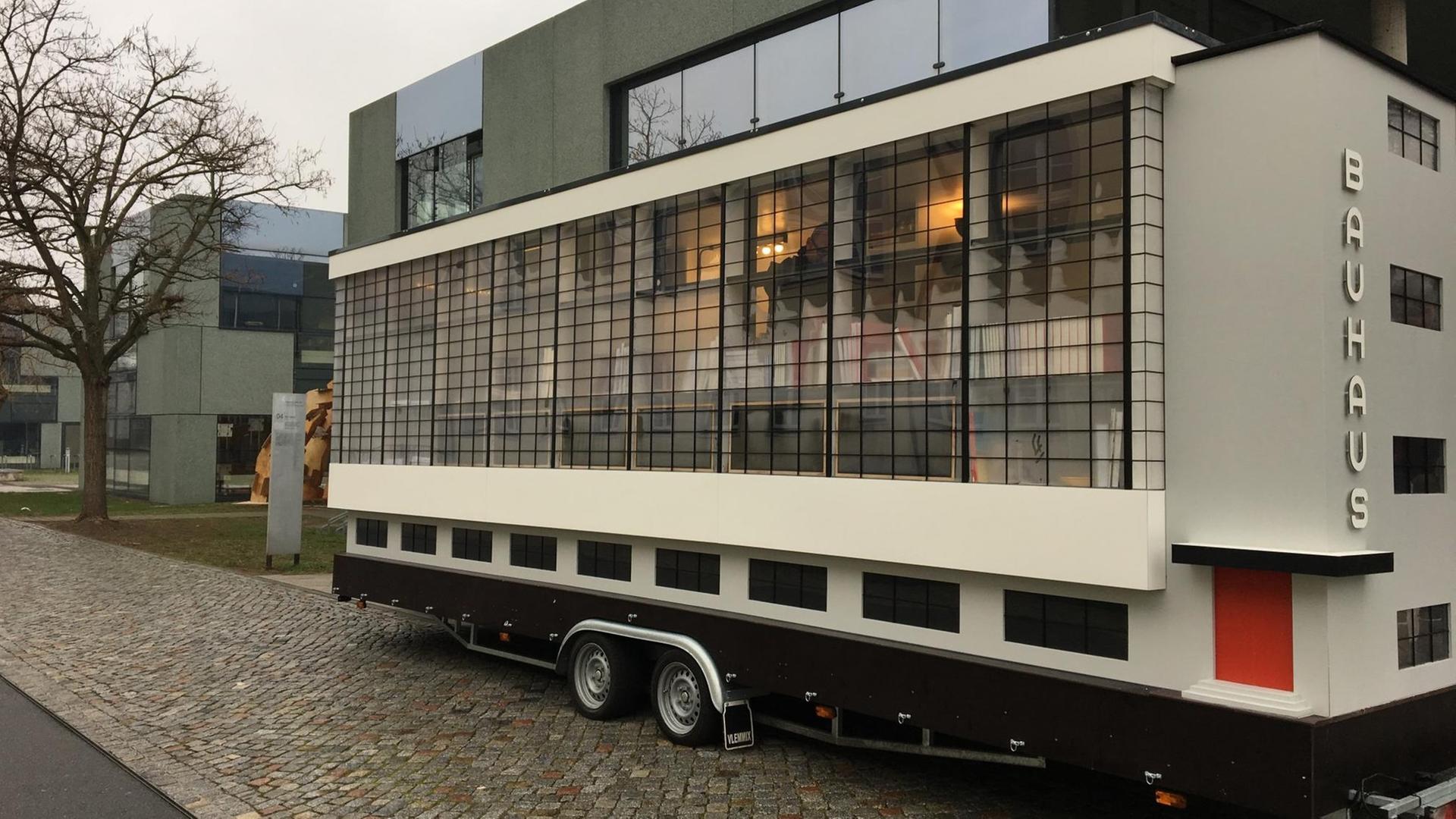 Ein Bauhaus-Hausmodell ist auf einem Anhänger platziert Ein Bauhaus-Hausmodell ist auf einem Anhänger platziert