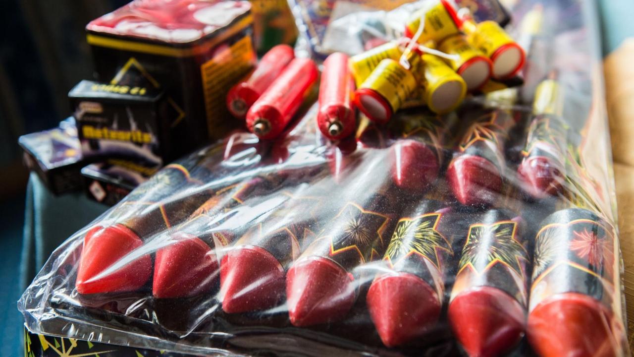 Silvester-Raketen und Böller liegen ausgebreitet auf einem Tisch. Silvester-Raketen und Böller liegen ausgebreitet auf einem Tisch.