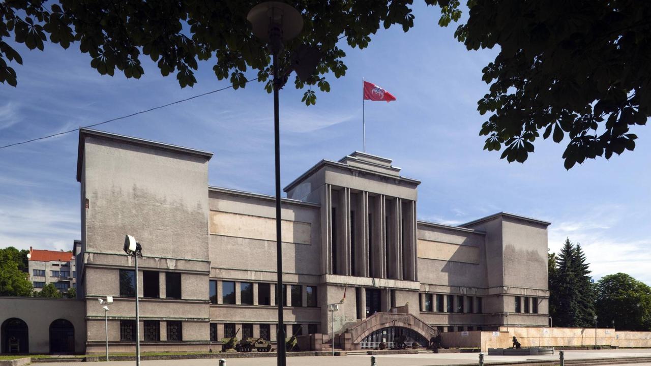 Eine Frontalansicht des Militärmuseums in Kaunas, Litauen. Eine Frontalansicht des Militärmuseums in Kaunas, Litauen.