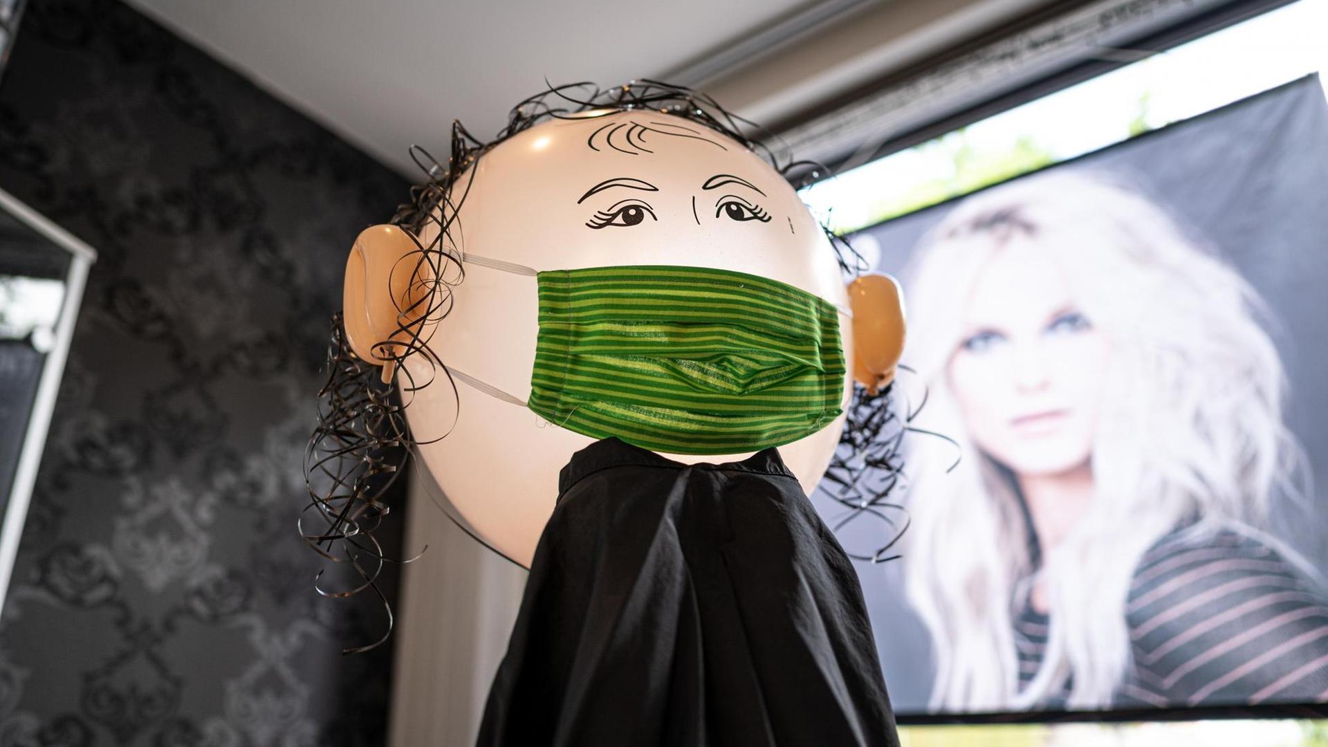 Diese aus Luftballons selbst gebastelte Puppe mit Mundschutz begruesst die Kunden ab kommenden Montag im Friseur-Salon "friseur am hag" an Dettenheim bei Karlsruhe. Diese aus Luftballons selbst gebastelte Puppe mit Mundschutz begruesst die Kunden ab kommenden Montag im Friseur-Salon "friseur am hag" an Dettenheim bei Karlsruhe.