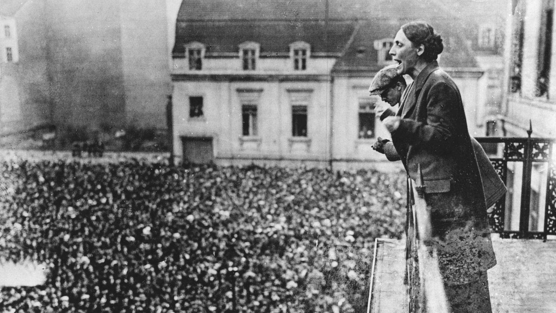 Marie Juchacz steht auf einem Balkon, unter ihr die Menschenmassen zu denen sie spricht Marie Juchacz steht auf einem Balkon, unter ihr die Menschenmassen zu denen sie spricht