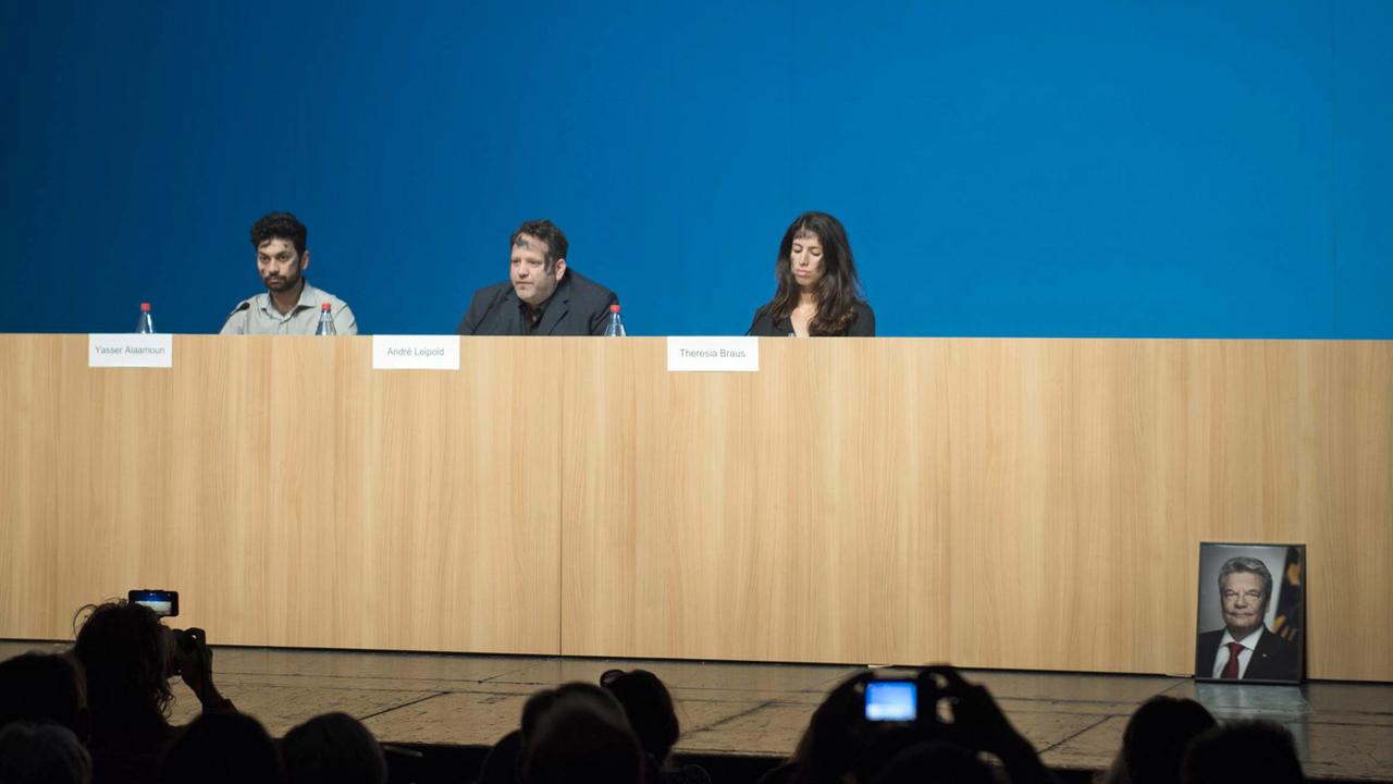 In der Bundespressekonferenz in Berlin sitzen die drei Mitglieder des Zentrums fuer politische Schönheit Yasser Alaamoun (v.l.), Andre Leipold und Theresia Braus am 16.06.2016 auf dem Podium In der Bundespressekonferenz in Berlin sitzen die drei Mitglieder des Zentrums fuer politische Schönheit Yasser Alaamoun (v.l.), Andre Leipold und Theresia Braus am 16.06.2016 auf dem Podium