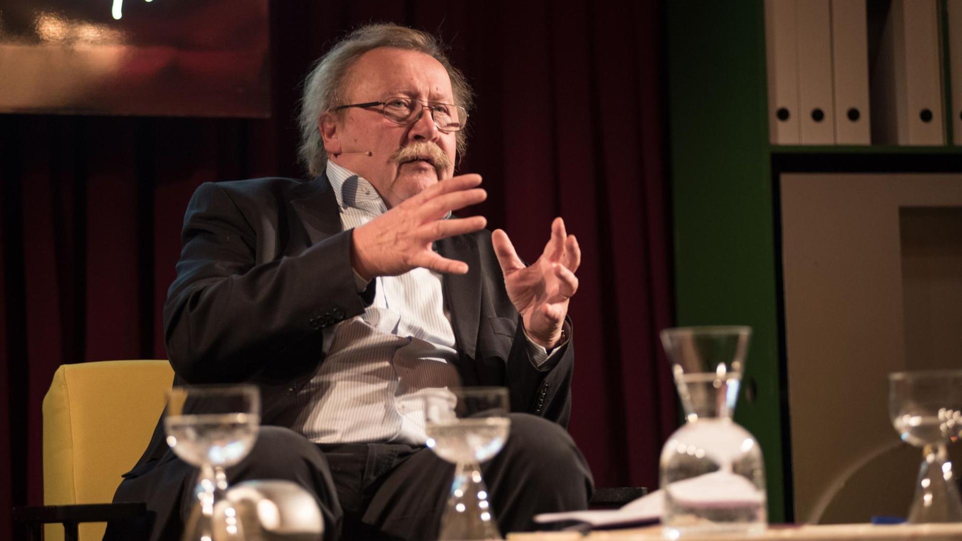 Sloterdijk im Roten Salon der Volksbühne. Sloterdijk im Roten Salon der Volksbühne.