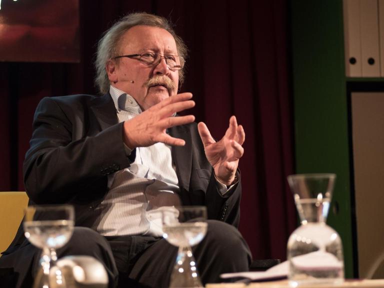 Sloterdijk im Roten Salon der Volksbühne.