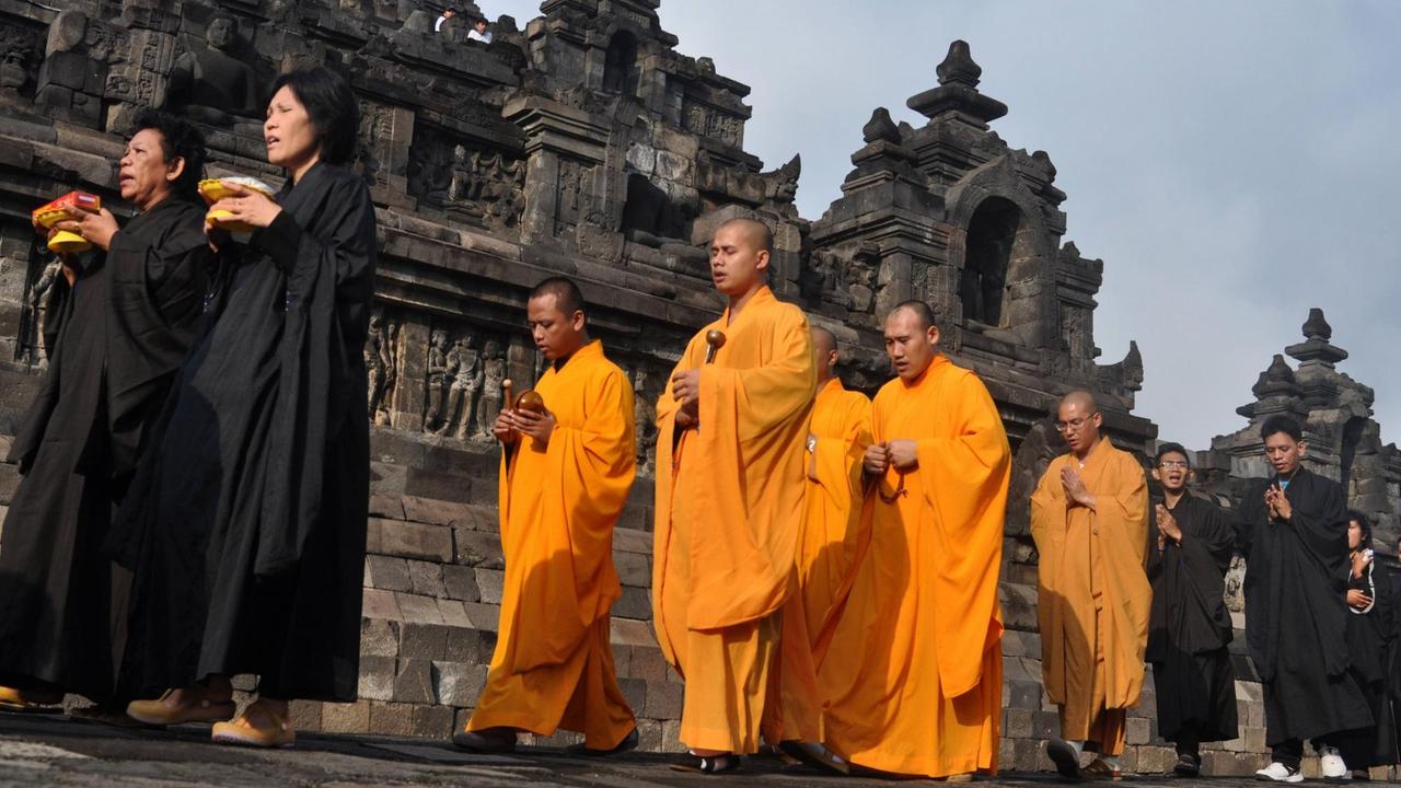 Buddhistische Mönche bei einer Prozession zum Vesakh in Magelang, Indonesien.  