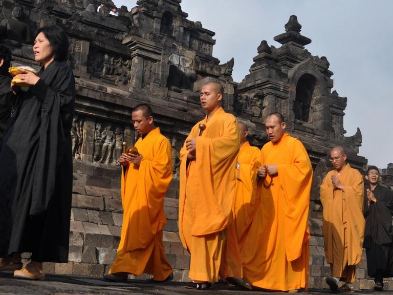 Buddhistische Mönche bei einer Prozession zum Vesakh in Magelang, Indonesien. Buddhisten in Indonesien feiern Vesakh an dieser Stätte jedes Jahr, was sie zu einer der meist besuchten Touristenattraktionen des Landes macht. Die Zeremonie wird während des Vollmondes im Mai oder Juni jeden Jahres durchgeführt. Sie konzentriert sich auf drei buddhistische Tempel, fängt mit einem Fußmarsch in Mendut an, geht weiter nach Pawon und endet in Borobudur.