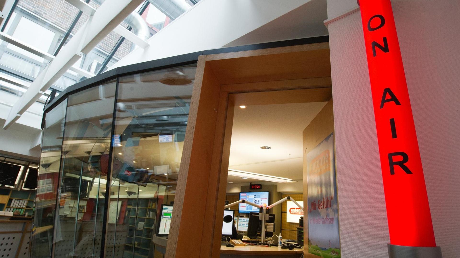 Im Studio des Radiosenders Hit-Radio Antenne Niedersachsen leuchtet die "On Air" Lampe. Im Studio des Radiosenders Hit-Radio Antenne Niedersachsen leuchtet die "On Air" Lampe.