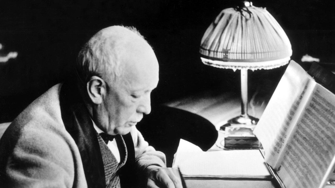 Der Komponist Richard Strauss (1864-1949) im Arbeitszimmer seiner Villa in Garmisch Der Komponist Richard Strauss (1864-1949) im Arbeitszimmer seiner Villa in Garmisch