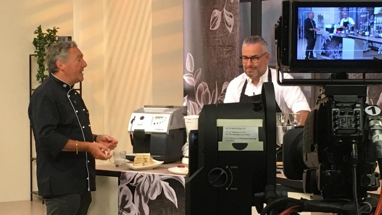 Der Verkäufer und der Experte im Studio des Verkaufssenders Der Verkäufer und der Experte im Studio des Verkaufssenders