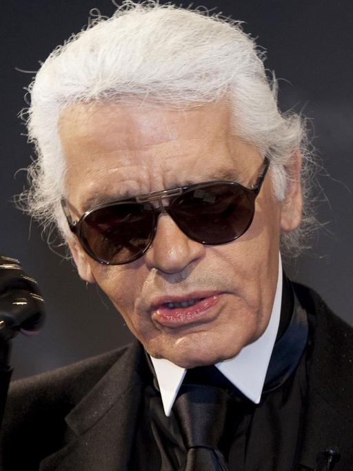 Modeschöpfer Und Gesamtkunstwerk - Karl Lagerfeld Ist Tot