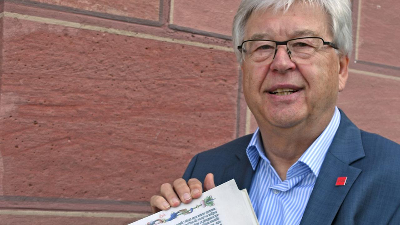 Der Mainzer Buchwissenschaftler Stephan Füssel hält ein Exemplar der neu erschienenen Reproduktion der Gutenberg-Bibel von 1454 in Händen. Der Mainzer Buchwissenschaftler Stephan Füssel hält ein Exemplar der neu erschienenen Reproduktion der Gutenberg-Bibel von 1454 in Händen.