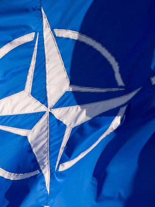 Eine Flagge der Nato.