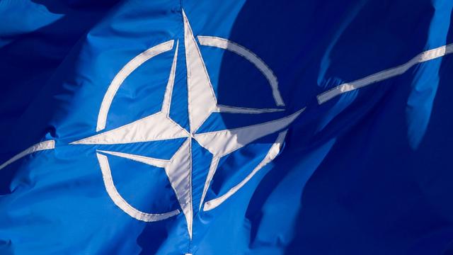 Eine Flagge der Nato.