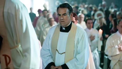 Priesterweihe im Film "Verfehlung": Sebastian Blomberg spielt die Hauptfigur Jakob Völz im Film von Gerd Schneider.