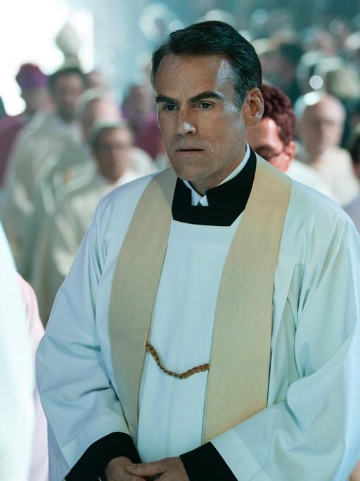 Priesterweihe im Film "Verfehlung": Sebastian Blomberg spielt die Hauptfigur Jakob Völz im Film von Gerd Schneider.