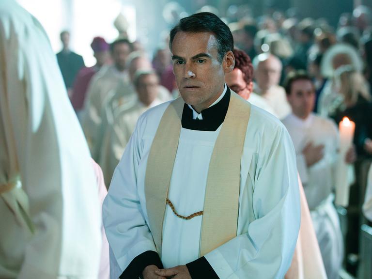 Priesterweihe im Film "Verfehlung": Sebastian Blomberg spielt die Hauptfigur Jakob Völz im Film von Gerd Schneider.