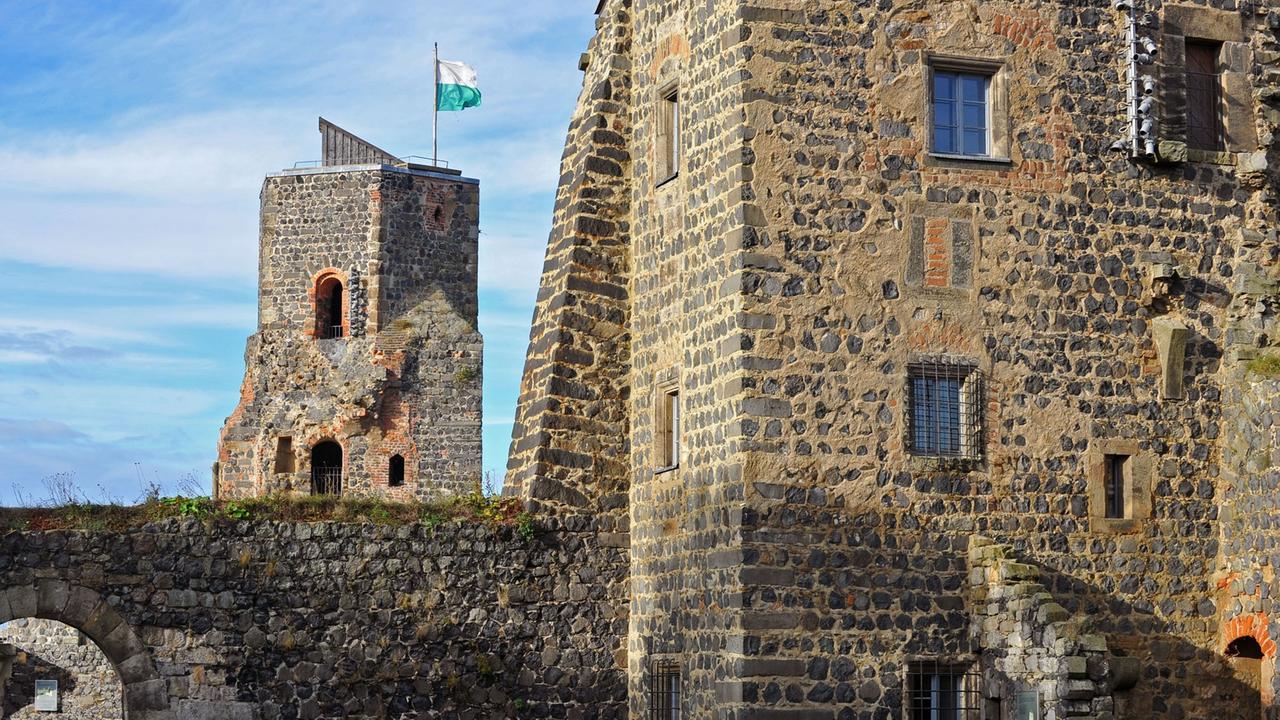 Ein Mann geht in Stolpen (Sachsen) über den Burghof zwischen Seigerturm (r) und Siebenspitzturm. Anna Constantia Reichsgräfin von Cosel lebte hier in Verbannung. Ein Mann geht in Stolpen (Sachsen) über den Burghof zwischen Seigerturm (r) und Siebenspitzturm. Anna Constantia Reichsgräfin von Cosel lebte hier in Verbannung.