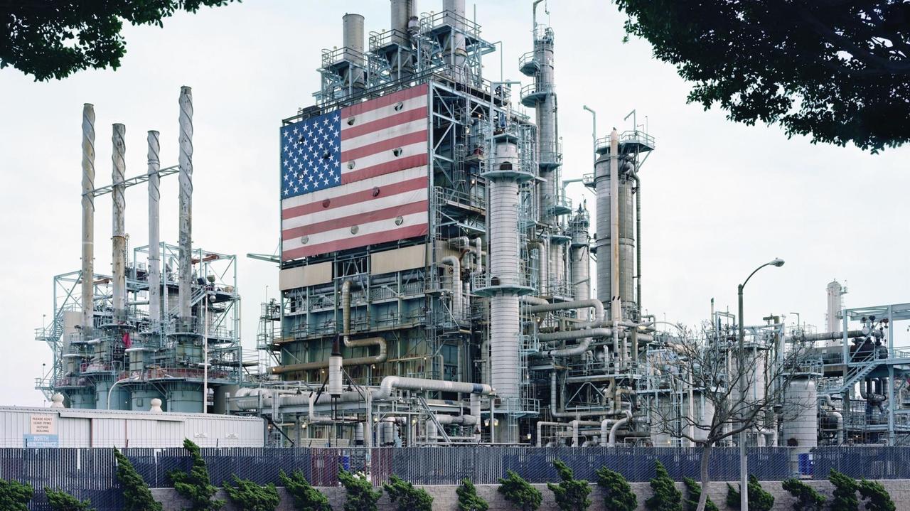 BP Carson Refinery, California, 2007 von Mitch Epstein