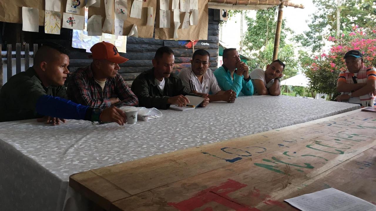 Guerilleros im Camp: Die FARC-Kämpfer haben ihre Waffen abgeben und sollen ein neues Leben beginnen. Ein Prozess nicht ohne Probleme. Guerilleros im Camp: Die FARC-Kämpfer haben ihre Waffen abgeben und sollen ein neues Leben beginnen. Ein Prozess nicht ohne Probleme.