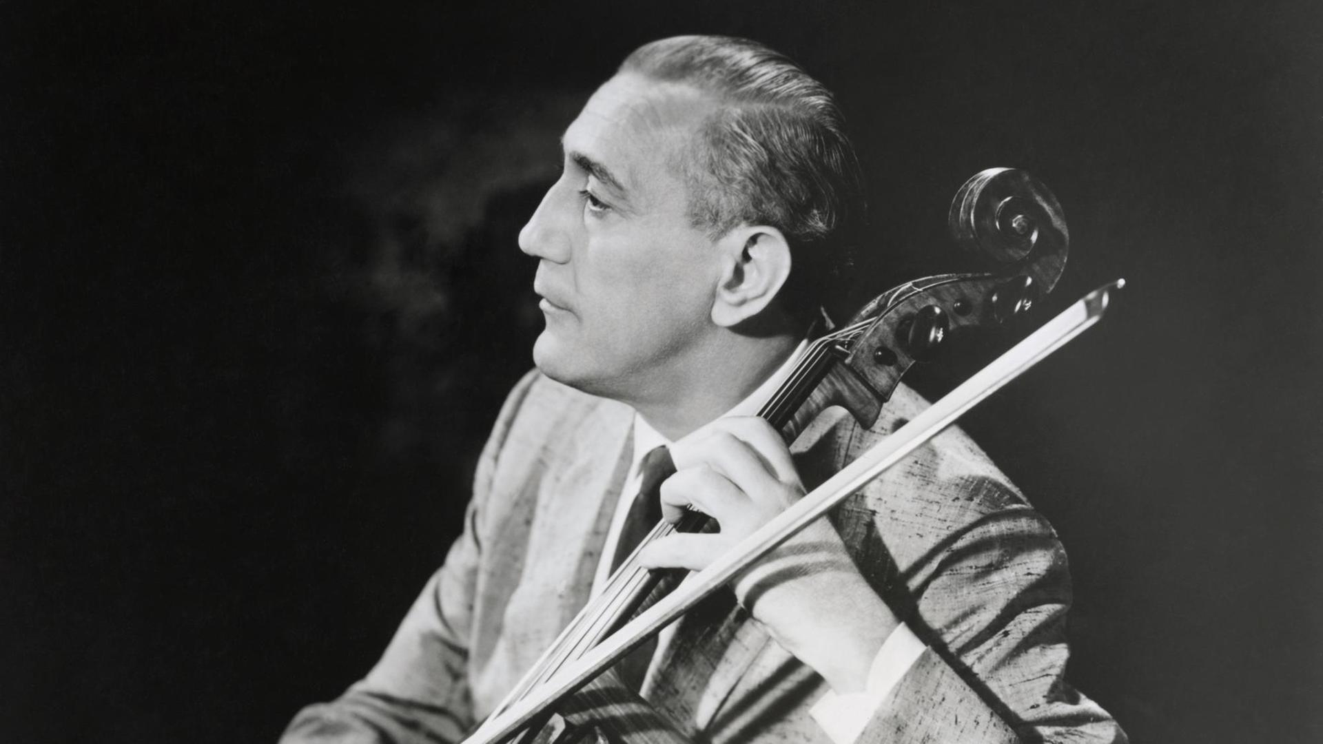 Porträt des Cellisten Gregor Piatigorsky an seinem Cello. Porträt des Cellisten Gregor Piatigorsky an seinem Cello.