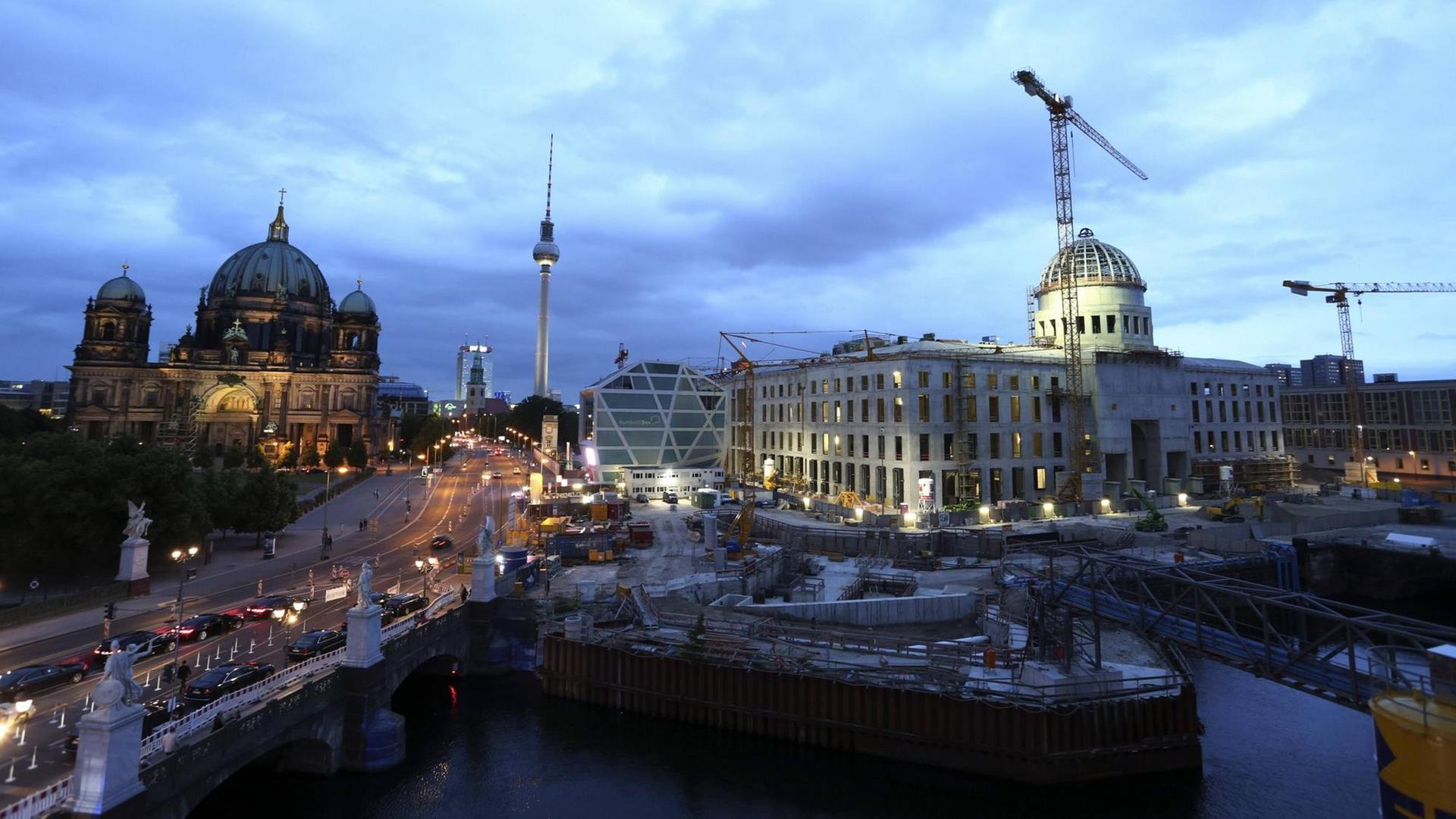 Das Berliner Stadtschloss im Bau, neben Dom und Fernsehturm bei Dämmerung. Das Berliner Stadtschloss im Bau, neben Dom und Fernsehturm bei Dämmerung.