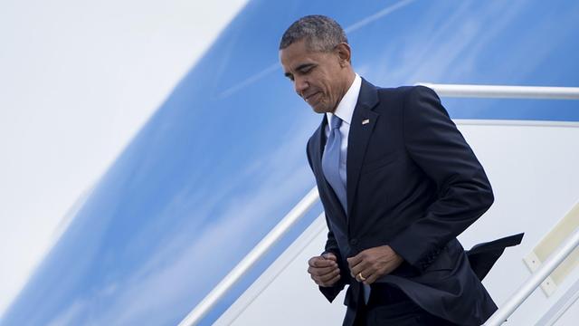 US-Präsident Obama steigt bei seiner Ankunft in Griechenland aus dem Flugzeug