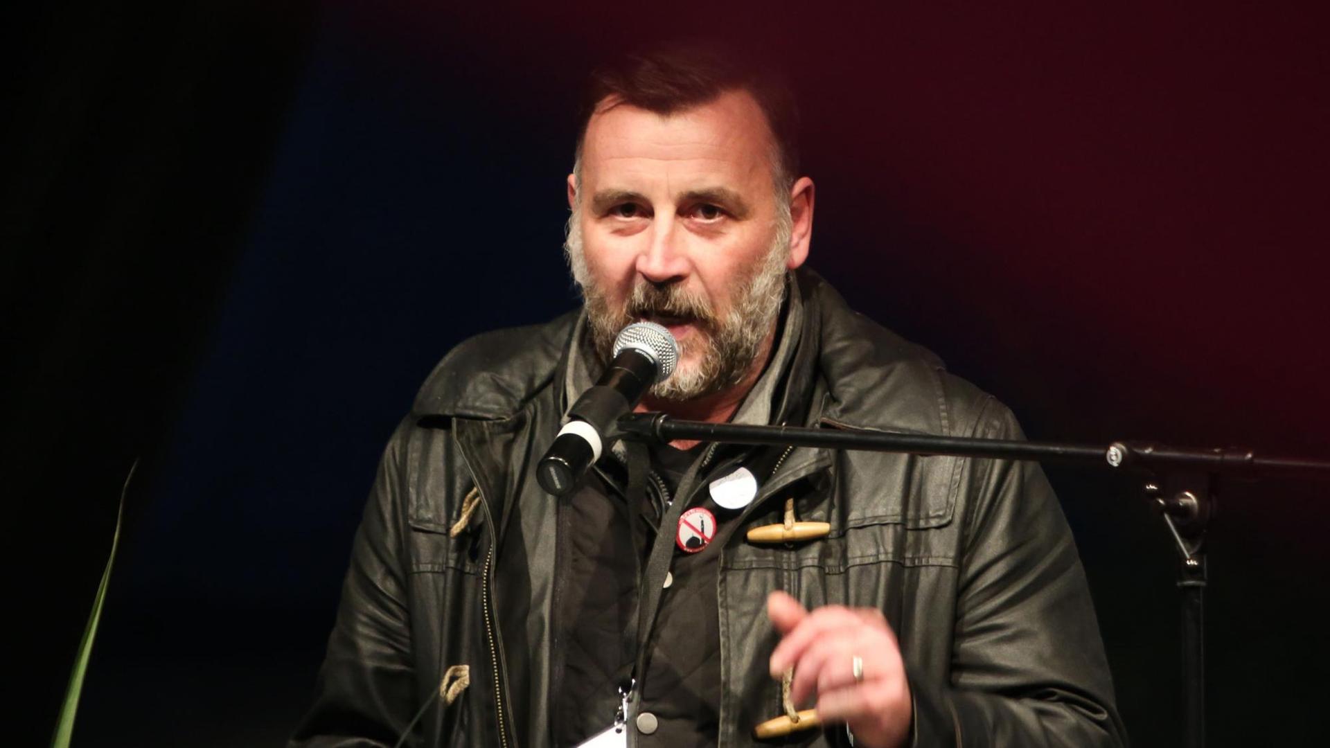 Der Mitbegründer der Pegida, Lutz Bachmann, spricht am 19.10.2015 in Dresden (Sachsen) während einer Demonstration. Der Mitbegründer der Pegida, Lutz Bachmann, spricht am 19.10.2015 in Dresden (Sachsen) während einer Demonstration.