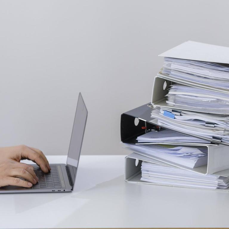 Symbolfoto zum Thema Digitalisierung in der Verwaltung . Ein Computer liegt neben einem Haufen Aktenordner. Berlin, 29.05.2019. Berlin Deutschland *** Symbol photo on the subject of digitisation in administration A computer lies next to a pile of files Berlin, 29 05 2019 Berlin Germany PUBLICATIONxINxGERxSUIxAUTxONLY Copyright: xThomasxTrutschel/photothek.netx