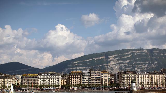 Panorama der Stadt Genf, fotografiert von einem Boot aus