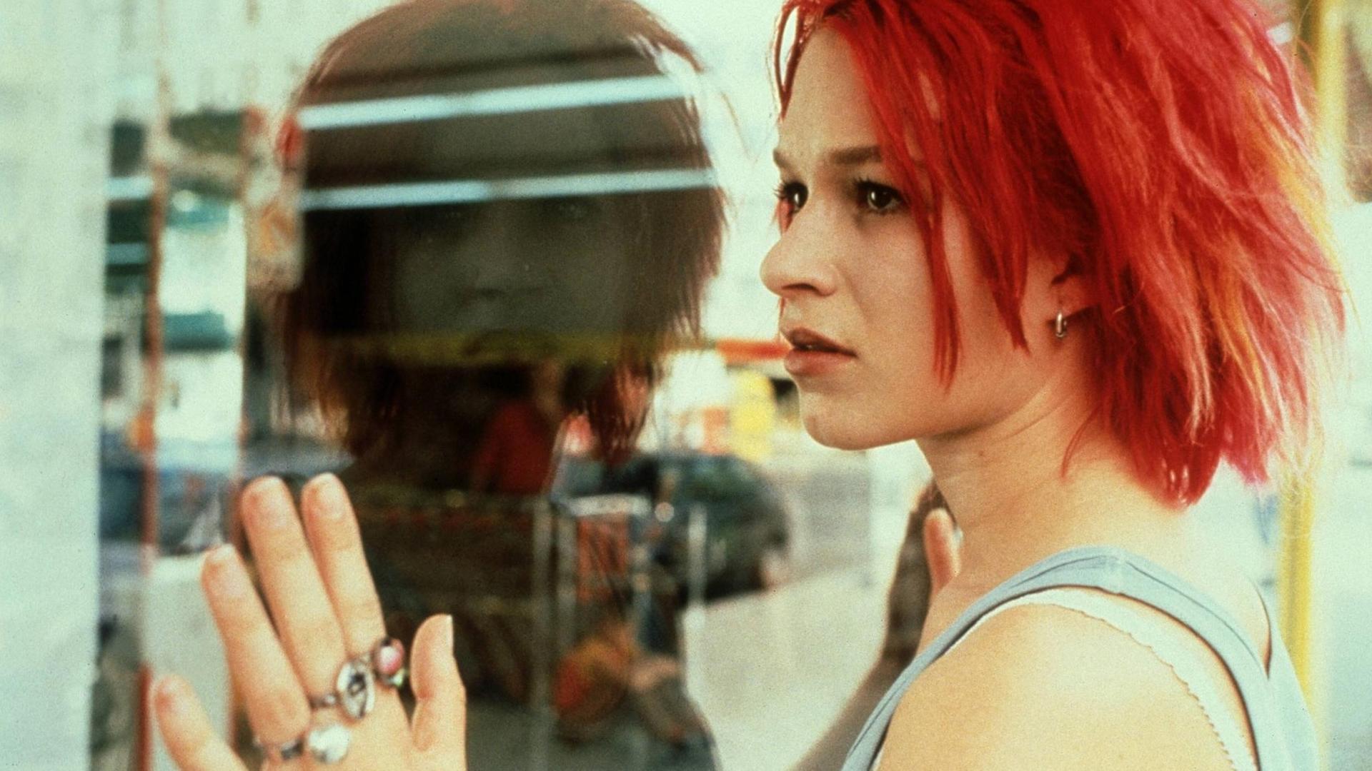 Um ihren Freund zu retten, rennt Lola, gespielt von Franka Potente, in Tom Tykwers Film "Lola rennt"durch Berlin. Um ihren Freund zu retten, rennt Lola, gespielt von Franka Potente, in Tom Tykwers Film "Lola rennt"durch Berlin.