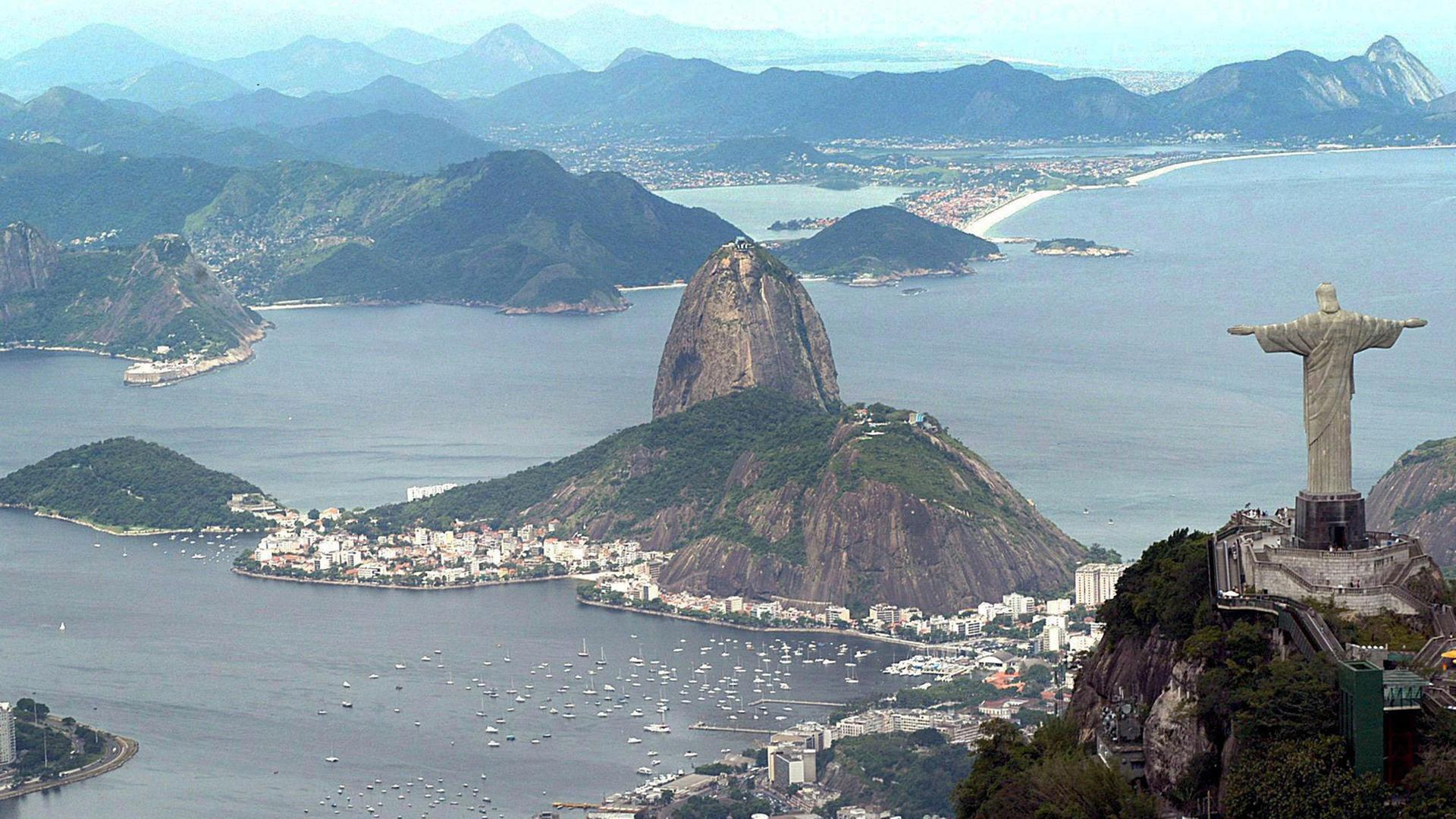 Blick auf die Stadt Rio de Janeiro und die Bucht, rechts ist die Christusstatue zu sehen Blick auf die Stadt Rio de Janeiro und die Bucht, rechts ist die Christusstatue zu sehen