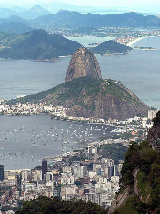 Blick auf die Stadt Rio de Janeiro und die Bucht, rechts ist die Christusstatue zu sehen