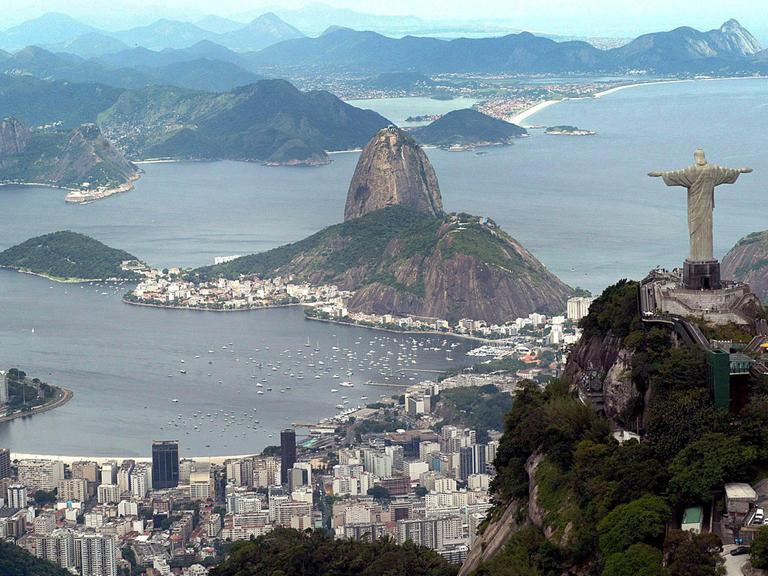 Blick auf die Stadt Rio de Janeiro und die Bucht, rechts ist die Christusstatue zu sehen