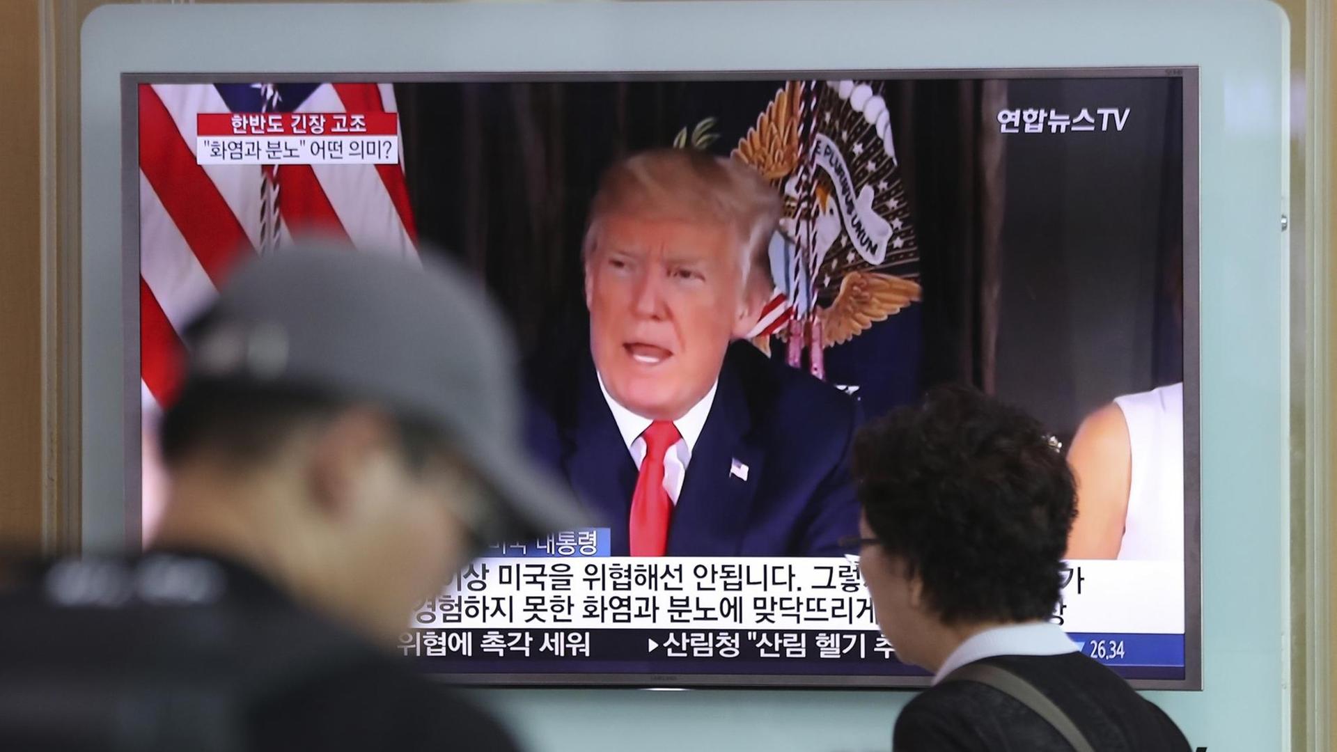 Ein Fernsehschirm in Südkorea zeigt US-Präsident Trump. Ein Fernsehschirm in Südkorea zeigt US-Präsident Trump.