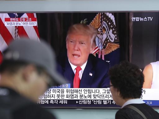 Ein Fernsehschirm in Südkorea zeigt US-Präsident Trump.