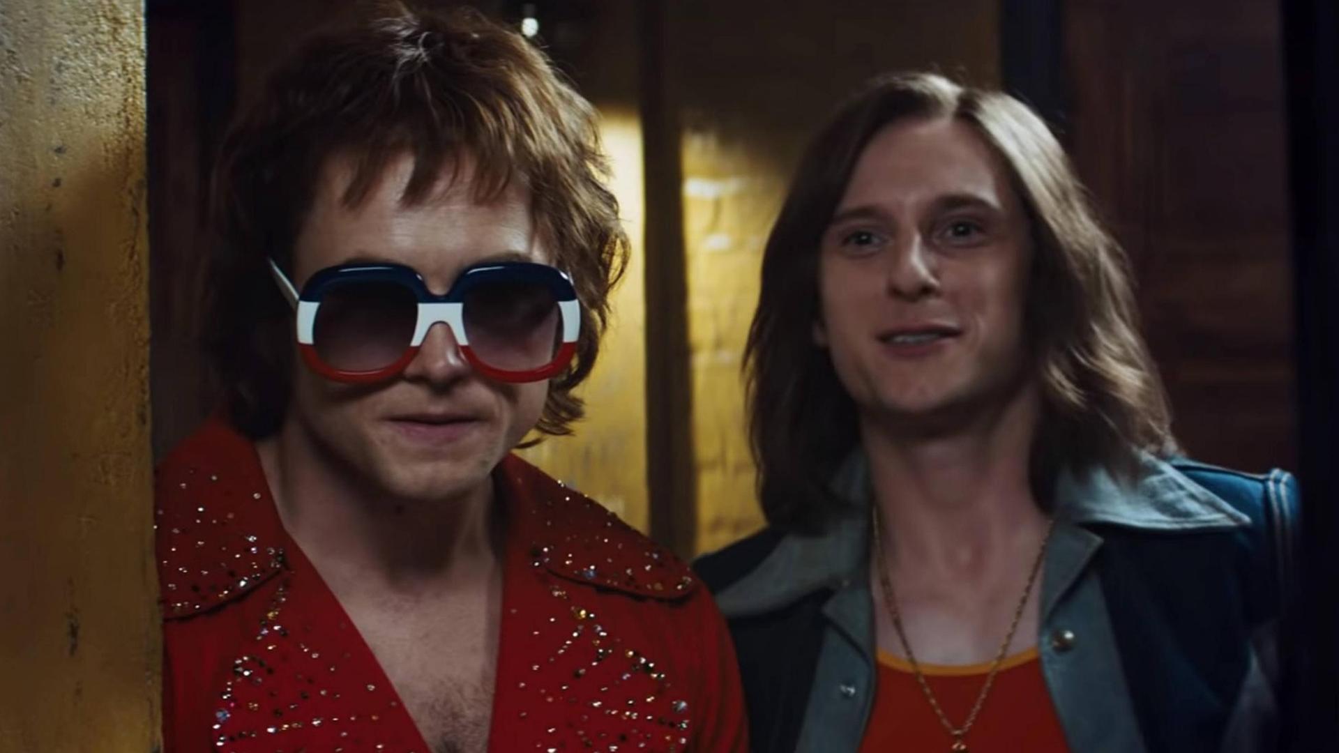 Taron Egerton als Elton John und Jamie Bell als Bernie Taupin in schrillen Bühnenkostümen Taron Egerton als Elton John und Jamie Bell als Bernie Taupin in schrillen Bühnenkostümen