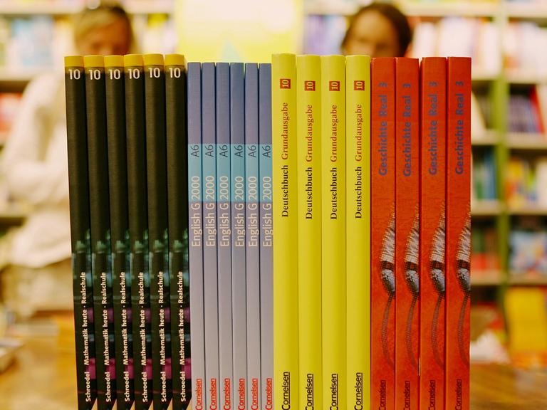 Schulbücher stehen am 31.07.2007 in Düsseldorf in der Buchhandlung "Stern Verlag".