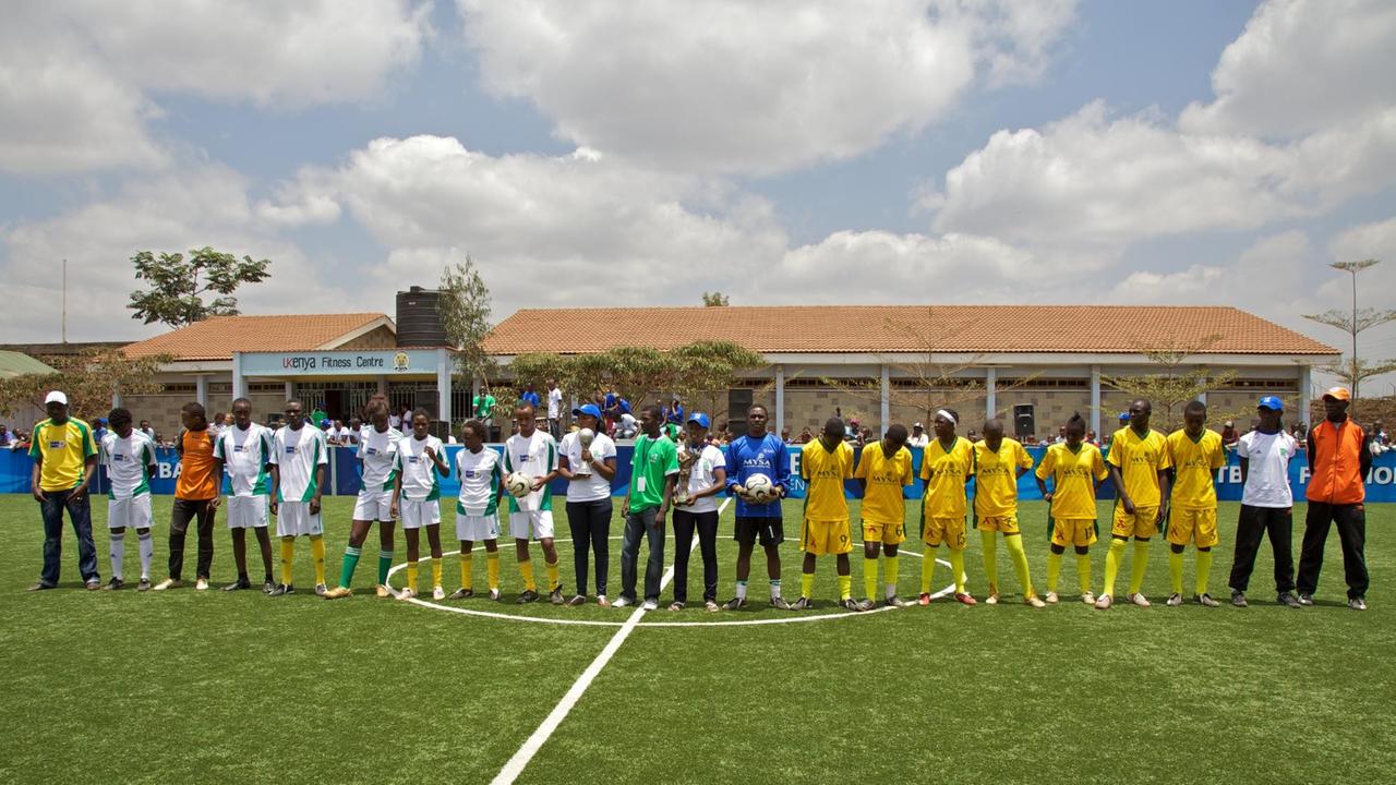 Mannschaften stehen in Reihe auf dem Spielfeld während der Eröffnungszeremonie des Mathare FIFA Football For Hope Zentrums am 4. September 2010 in Nairobi, Kenia.