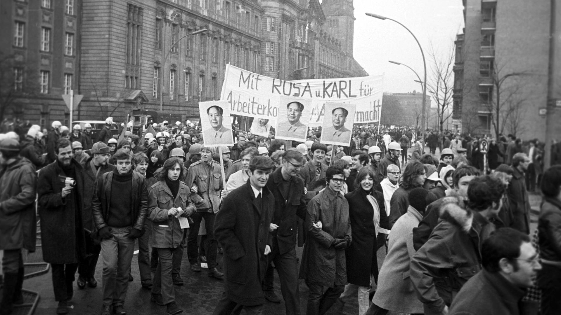 Anlässlich des 50. Jahrestags der Ermordung von Rosa Luxemburg und Karl Liebknecht demonstrieren am 18.01.1969 in Westberlin rund 1000 vorwiegend studentische Anhänger der APO (Außerparlamentarische Opposition) gegen die SPD Anlässlich des 50. Jahrestags der Ermordung von Rosa Luxemburg und Karl Liebknecht demonstrieren am 18.01.1969 in Westberlin rund 1000 vorwiegend studentische Anhänger der APO (Außerparlamentarische Opposition) gegen die SPD