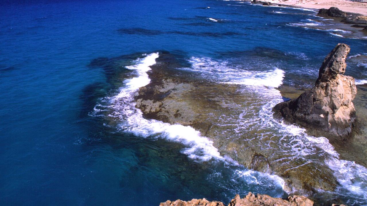 An der Nordküste Ägyptens bei Marsa Matruh soll schon Kleopatra im Mittelmeer gebadet haben (Foto vom 14.08.2003). An der Nordküste Ägyptens bei Marsa Matruh soll schon Kleopatra im Mittelmeer gebadet haben (Foto vom 14.08.2003).