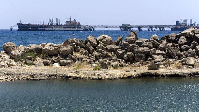 Tanker auf dem Meer am Hafen hinter einem Steinquai