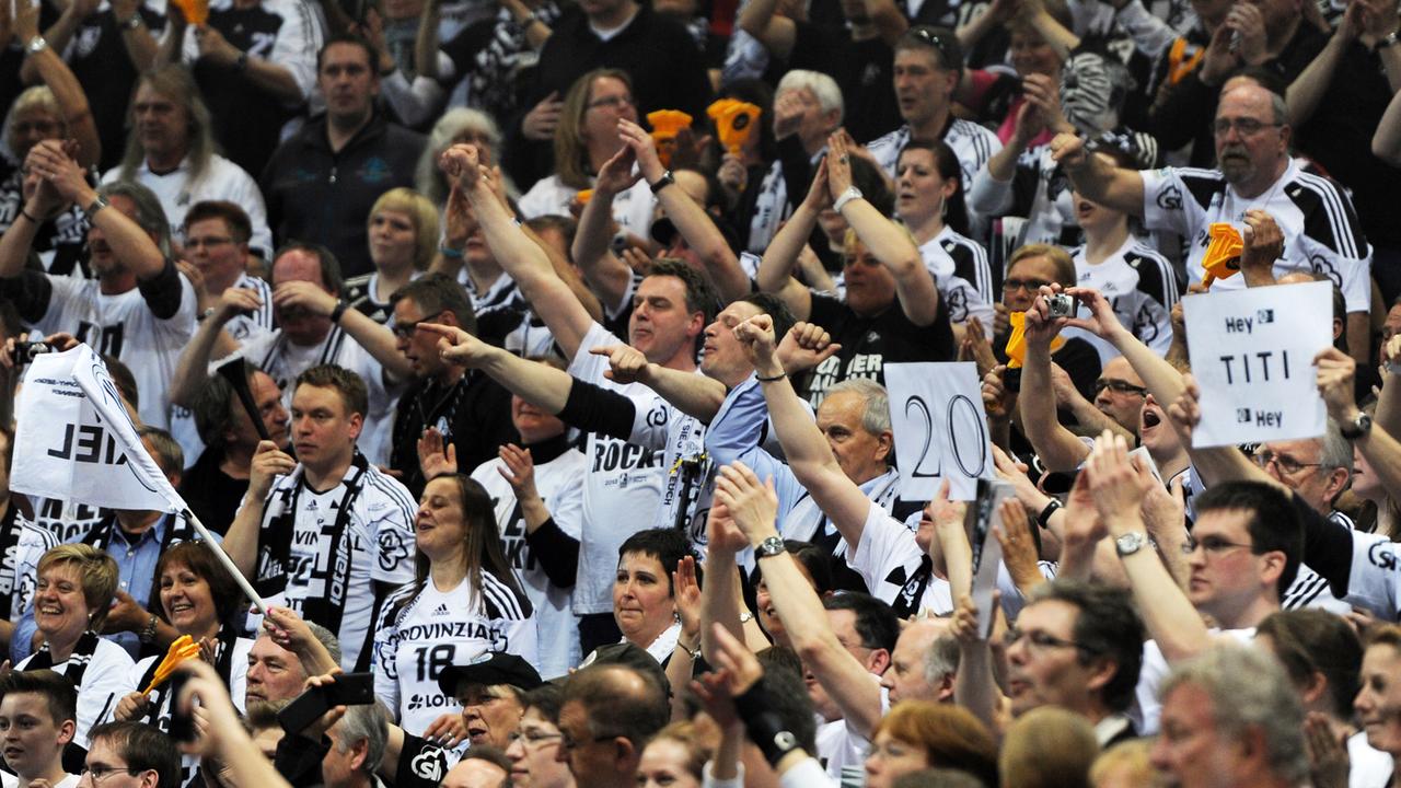 Kieler Fans jubeln im April 2013 über den Sieg im Pokal-Finale ihrer Mannschaft gegen SG Flensburg-Handewitt. Kieler Fans jubeln im April 2013 über den Sieg im Pokal-Finale ihrer Mannschaft gegen SG Flensburg-Handewitt.