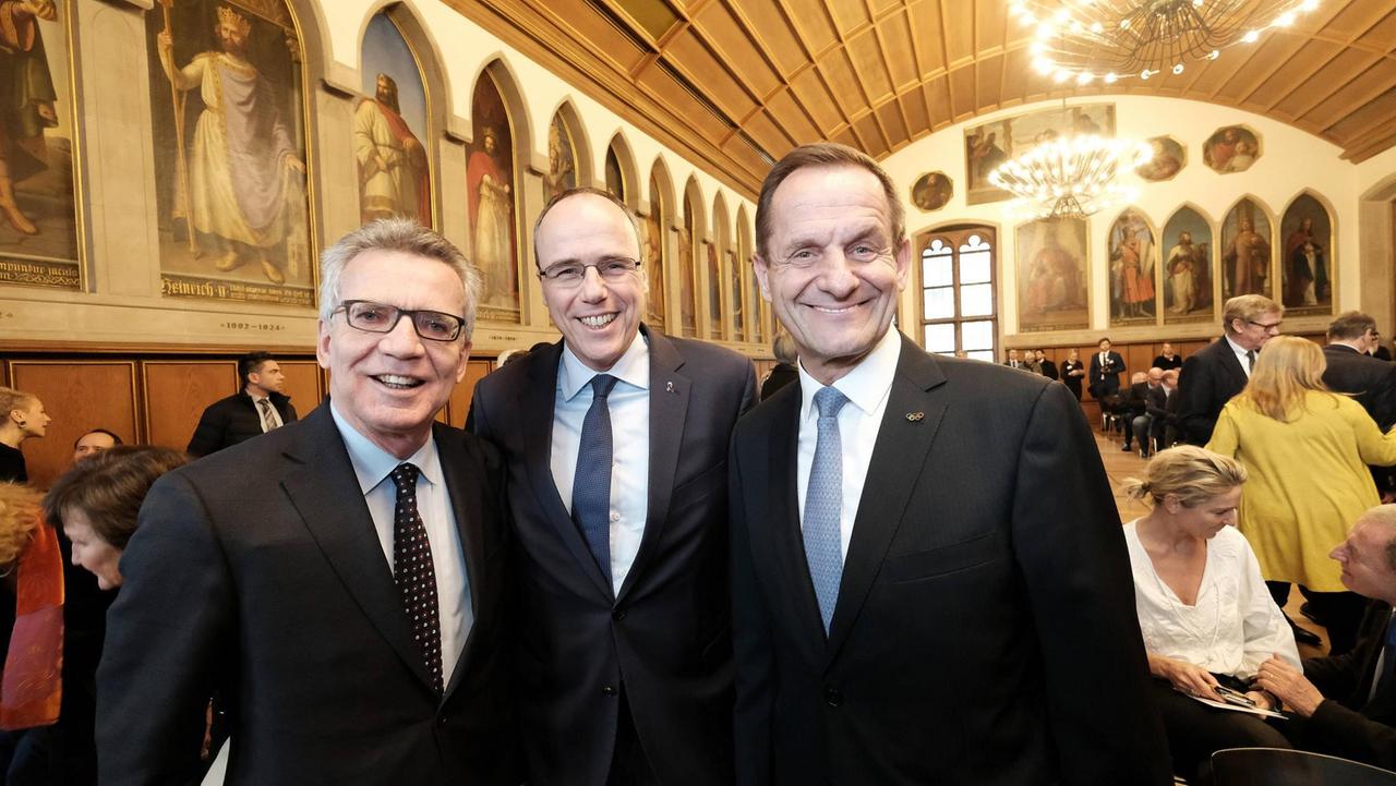 Thomas de Maiziere mit dem hessischen Staatsminister Peter Beuth (CDU) und dem DOSB-Präsident Alfons Hörmann auf dem Neujahrsempfang des Deutschen Olympischen Sportbunds Thomas de Maiziere mit dem hessischen Staatsminister Peter Beuth (CDU) und dem DOSB-Präsident Alfons Hörmann auf dem Neujahrsempfang des Deutschen Olympischen Sportbunds