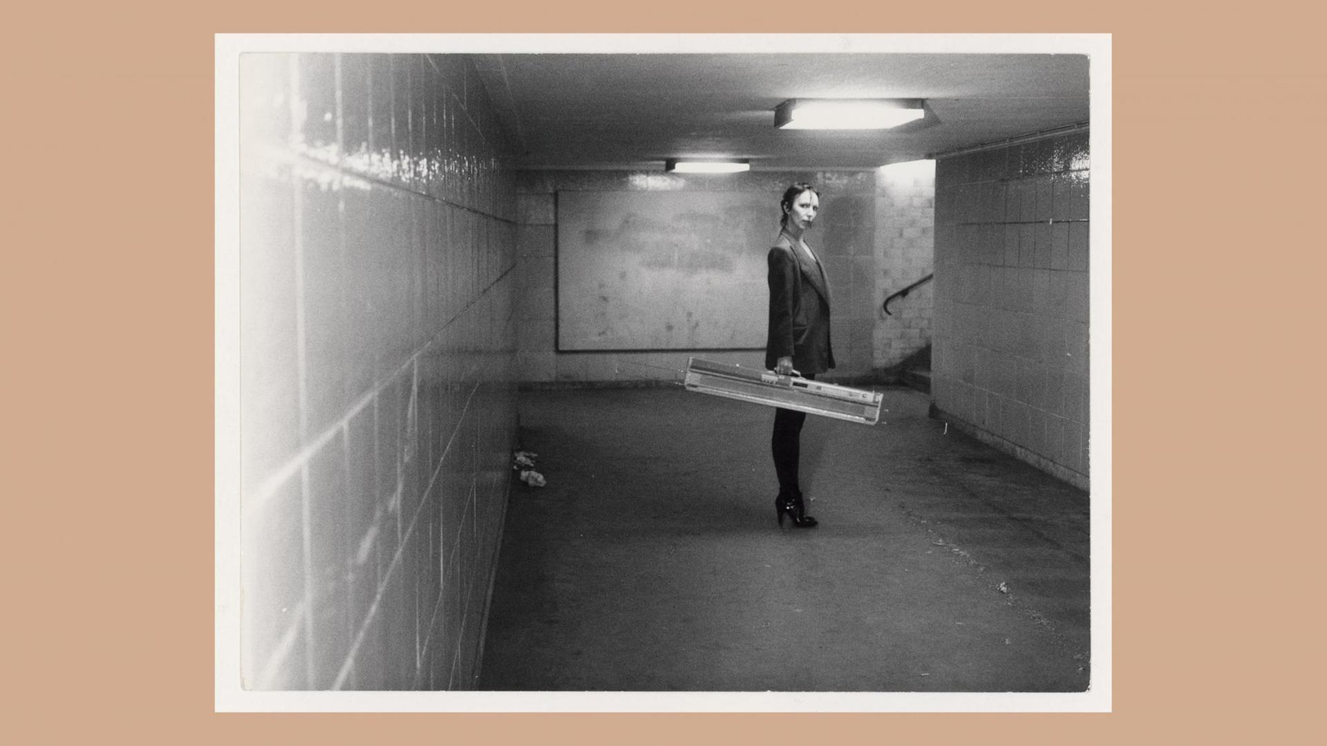 Martin Kippenberger, Ohne Titel. Zu sehen ist Claudia Skoda mit ihrer Strickmaschine im U-Bahnhof Kottbusser Tor, Berlin ca. 1976-77. Martin Kippenberger, Ohne Titel. Zu sehen ist Claudia Skoda mit ihrer Strickmaschine im U-Bahnhof Kottbusser Tor, Berlin ca. 1976-77.